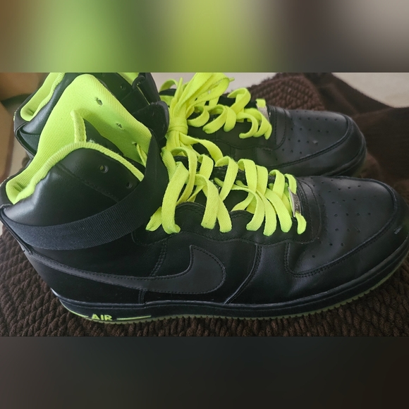 NEW..Nike Air Force 1 High \'Black Volt\'.  MENS SIZE 13 main image 12